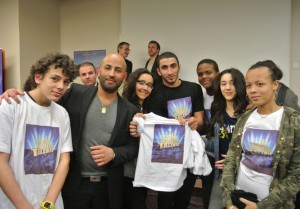 Une photo d'Hamid Hamani avec les participants de la première édition de la Nuit des Talents