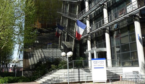 Suppression de la moitié des commissariats du Val-de-Marne : les maires en colère à l’unanimité