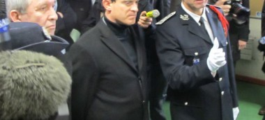 Manuel Valls vient soutenir la police au Kremlin