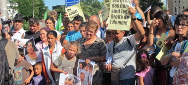 Important rassemblement contre les expulsions de Roms devant la préfecture de Créteil