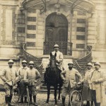 soldats français devant maison abandonnée Christian Lorenz 1916 Archives Bry sur Marne