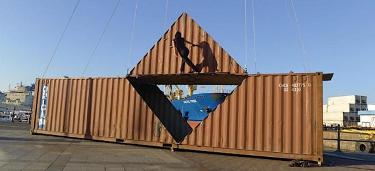 Danse contemporaine en forêt, dans un container plié en origami