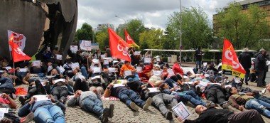 Manif services publics: les cégétistes allongés devant la préfecture de Créteil