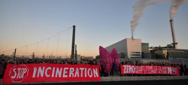 Photo de groupe contre le projet de nouvelle usine d’incinération à Ivry-sur-Seine