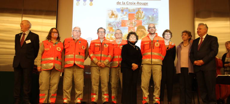 Cent bénévoles associatifs du Val-de-Marne médaillés