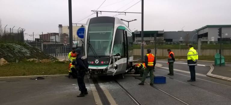 Un blessé léger suite à une collision entre le tramway T7 et un camion à Rungis