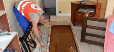 Inondations: la Croix rouge du Gard à la rescousse pour le nettoyage