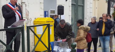 Boissy-Saint-Léger va déposer ses 685 pétitions contre la fermeture de sa Poste rue de Paris