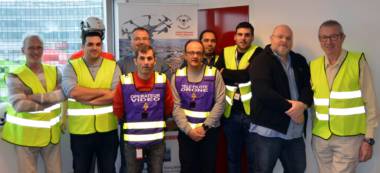 Les volontaires de la Croix Rouge du Val-de-Marne se préparent à lancer leurs drones