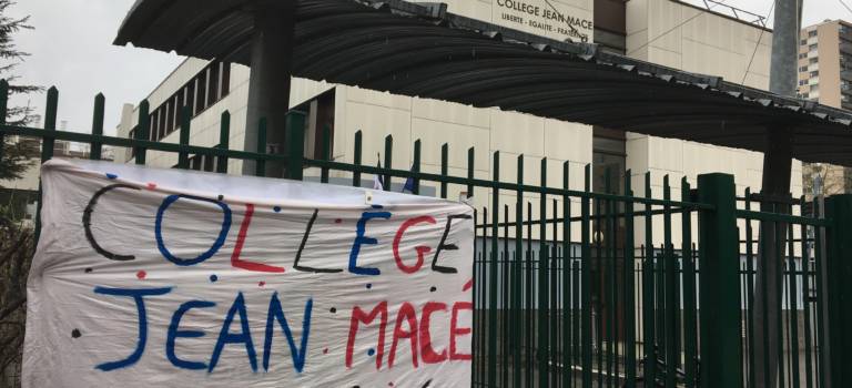 Les parents bloquent le bureau du principal au collège Jean Macé