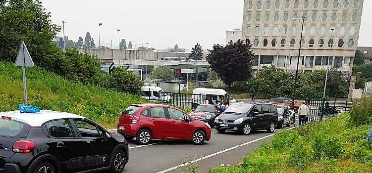 Les auto-écoles bloquent le centre de passage du permis de conduire à Rungis