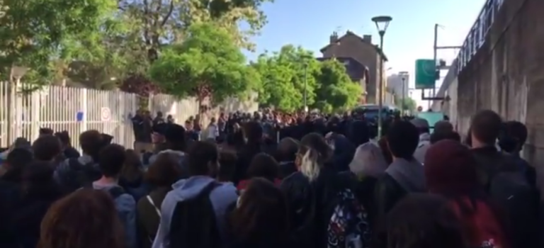 Des manifestants bloquent la maison des examens d’Arcueil