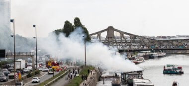 Une péniche d’habitation en feu au pont Mandela d’Ivry-sur-Seine
