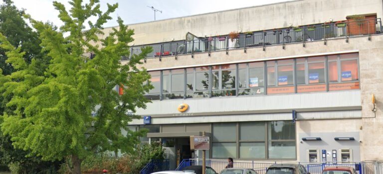 Confinement et services publics: les 10 bureaux de Poste ouverts en Val-de-Marne