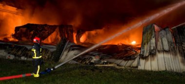 Impressionnant incendie d’entrepôt à Croissy-Beaubourg