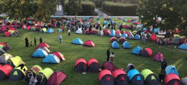 500 migrants sans-abri installent des tentes devant la préfecture d’Île-de-France