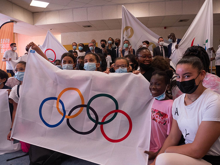 Enthusiastic welcome for the flags of the Olympic Games in Seine-Saint-Denis