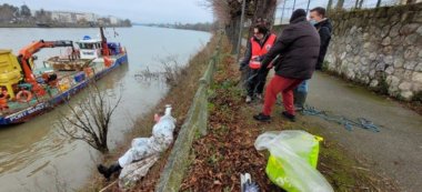 Villeneuve-Saint-Georges: les bénévoles nettoient les berges de Seine malgré le froid et la Covid