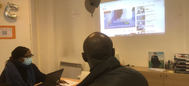 À Saint-Denis, Emmaüs reconnecte les oubliés du numérique