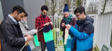 Champigny-sur-Marne: les ateliers tricot artistiques et participatifs de Caroline Vaillant aux Mordacs