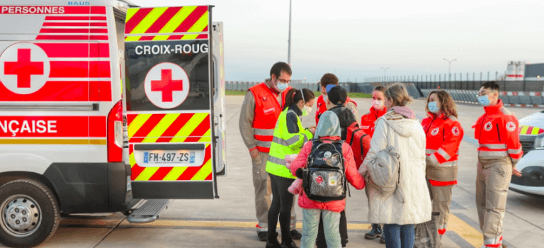 Des enfants ukrainiens malades accueillis à l’aéroport d’Orly