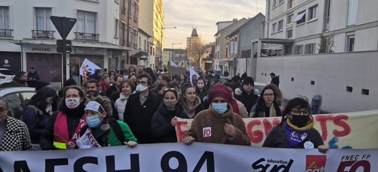 Val-de-Marne: parents et enseignants manifestent contre les fermetures de classes et absences non remplacées