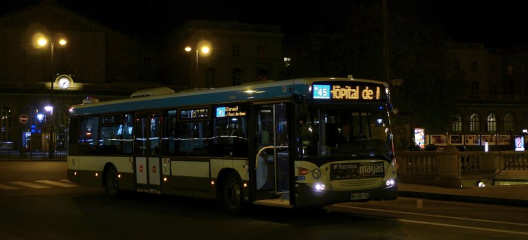 Ile-de-France: de plus en plus de bus proposent la descente à la demande la nuit