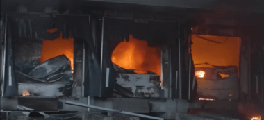 Un entrepôt détruit par le feu au marché de Rungis