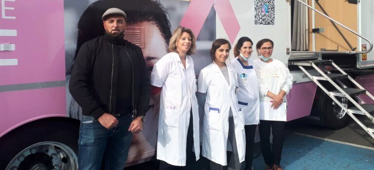 Prévention du cancer du sein : le camion d’Octobre rose à la rescousse des déserts médicaux en Ile-de-France