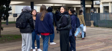 Goupe d'élèves devant le lycée Pablo Picaso de Fontenay-sous-Bois après les premières épreuves de spécialité du baccalauréat
