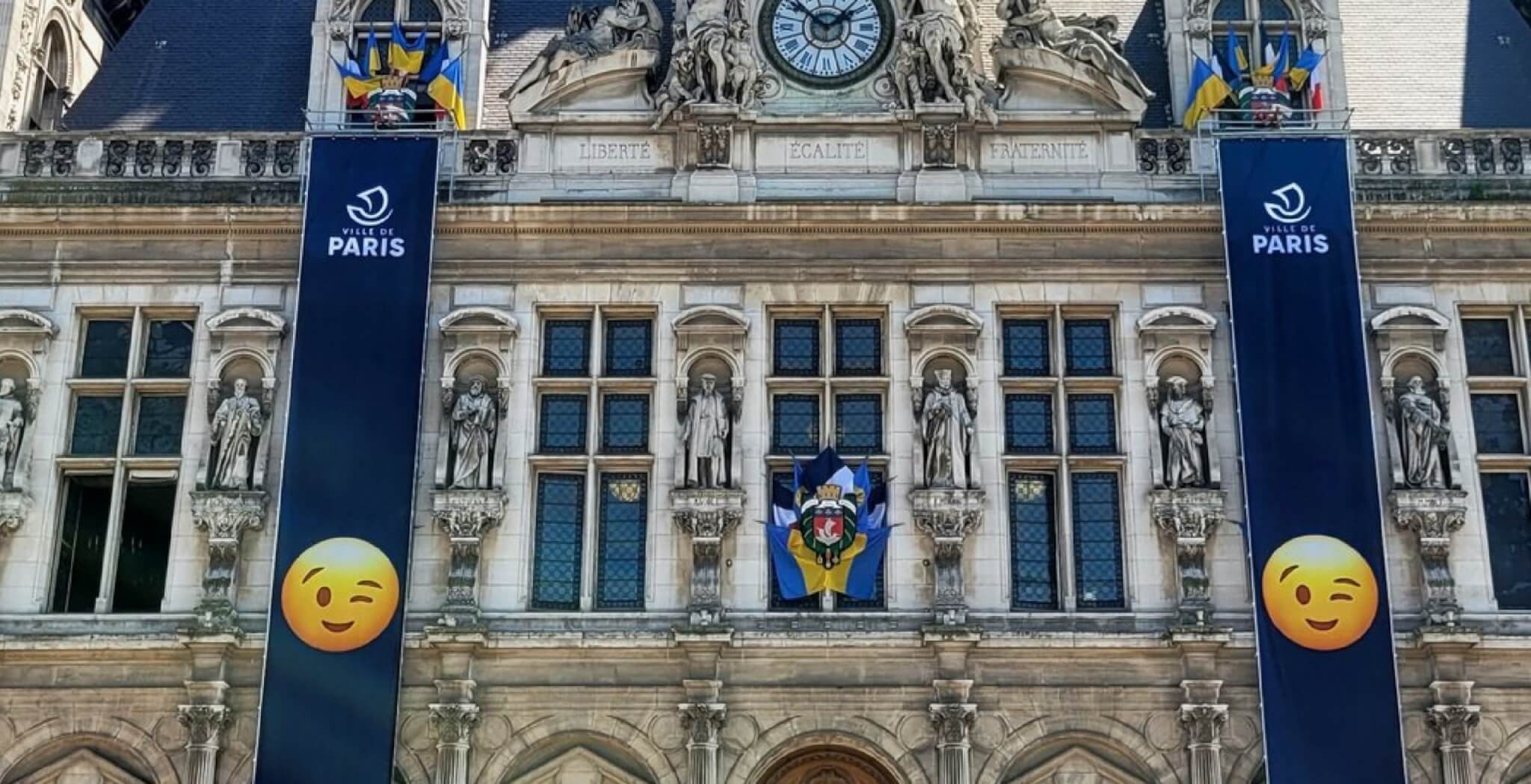 Banderoles au fronton de la mairie : Paris persiste et signe en smileys