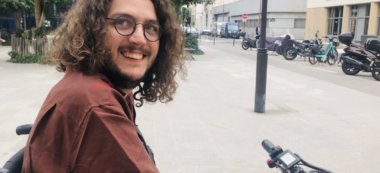 À Paris, la journée de Yann en fauteuil roulant