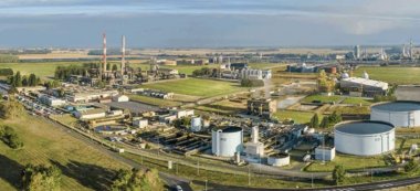 Ile-de-France : l’ex-raffinerie pétrolière TotalEnergies inaugure une grosse centrale solaire et obtient le feu vert pour le biocarburant