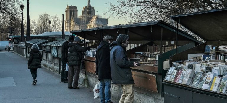 À Paris, les bouquinistes des quais de Seine délogés pour un test en vue des JO 2024