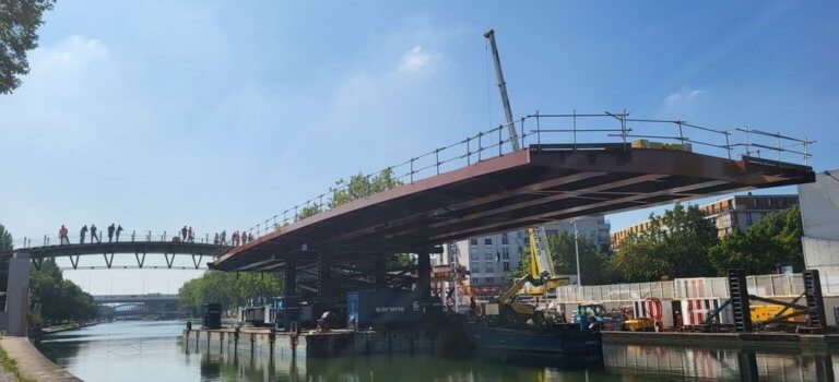 Saint-Denis : la future passerelle au-dessus du canal prend forme