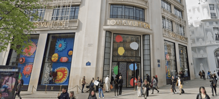 Paris : une bâche publicitaire Louis Vuitton divise les écologistes et la mairie