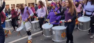 À Paris, une marée violette dans les rues contre les violences faites aux femmes