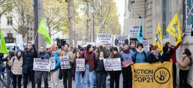 À Paris, 150 militants dénoncent l'”inaction climatique” du gouvernement