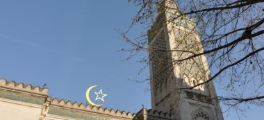 Saluts nazis, croix gammées… La Grande mosquée de Paris sonne l’alerte