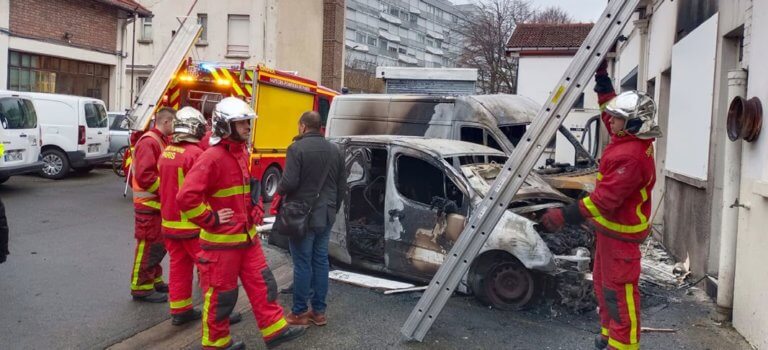 Incendie criminel au centre technique de Gentilly : plusieurs véhicules détruits
