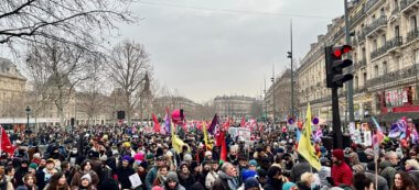 Des milliers d’opposants à la loi immigration défilent à Paris