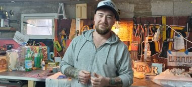 Villiers-sur-Marne : l’artisan Christophe Renard peint les enseignes à la main
