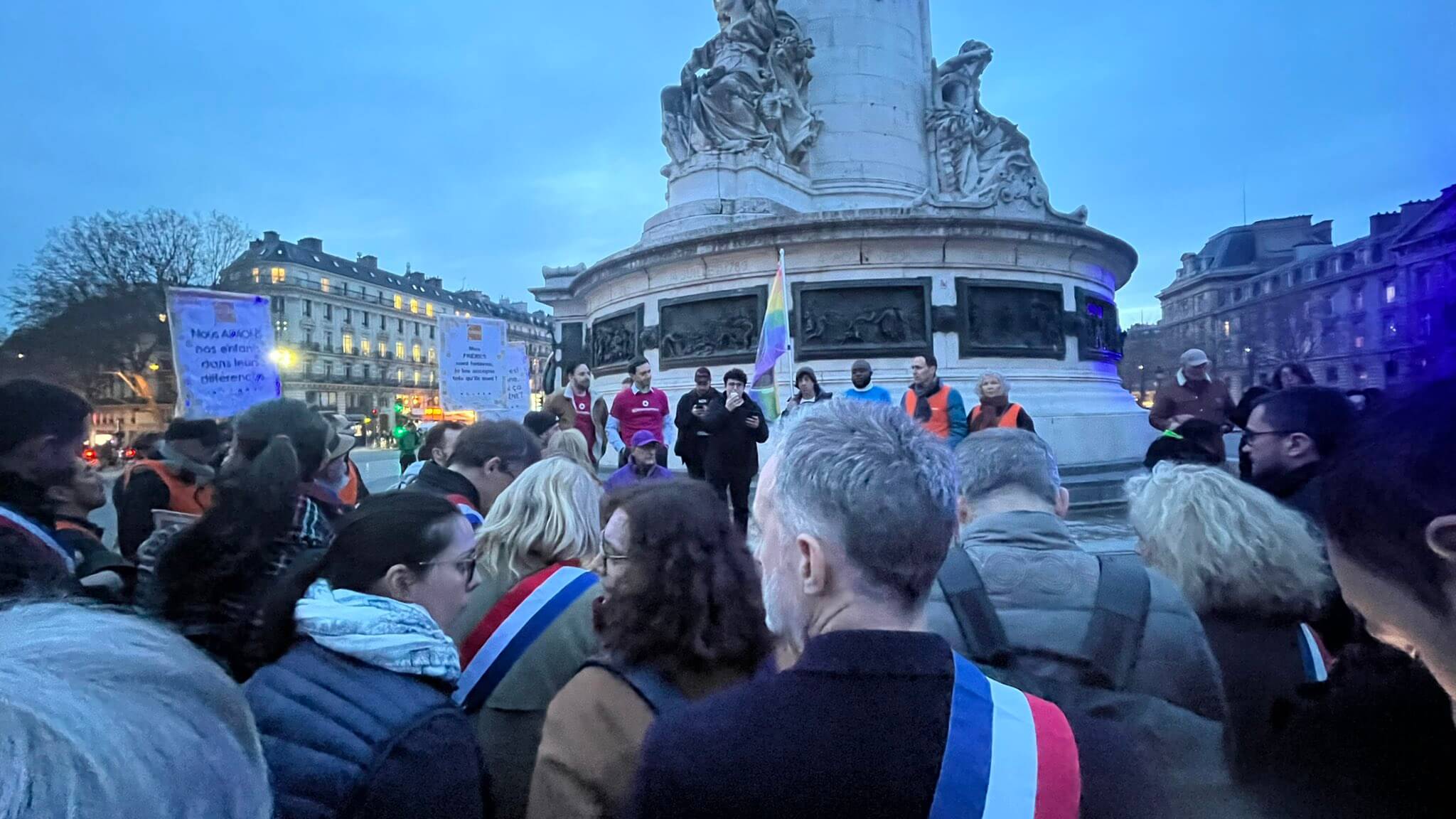 Rassemblement de soutien à la victime d'une agression homophobe dans un bar parisien