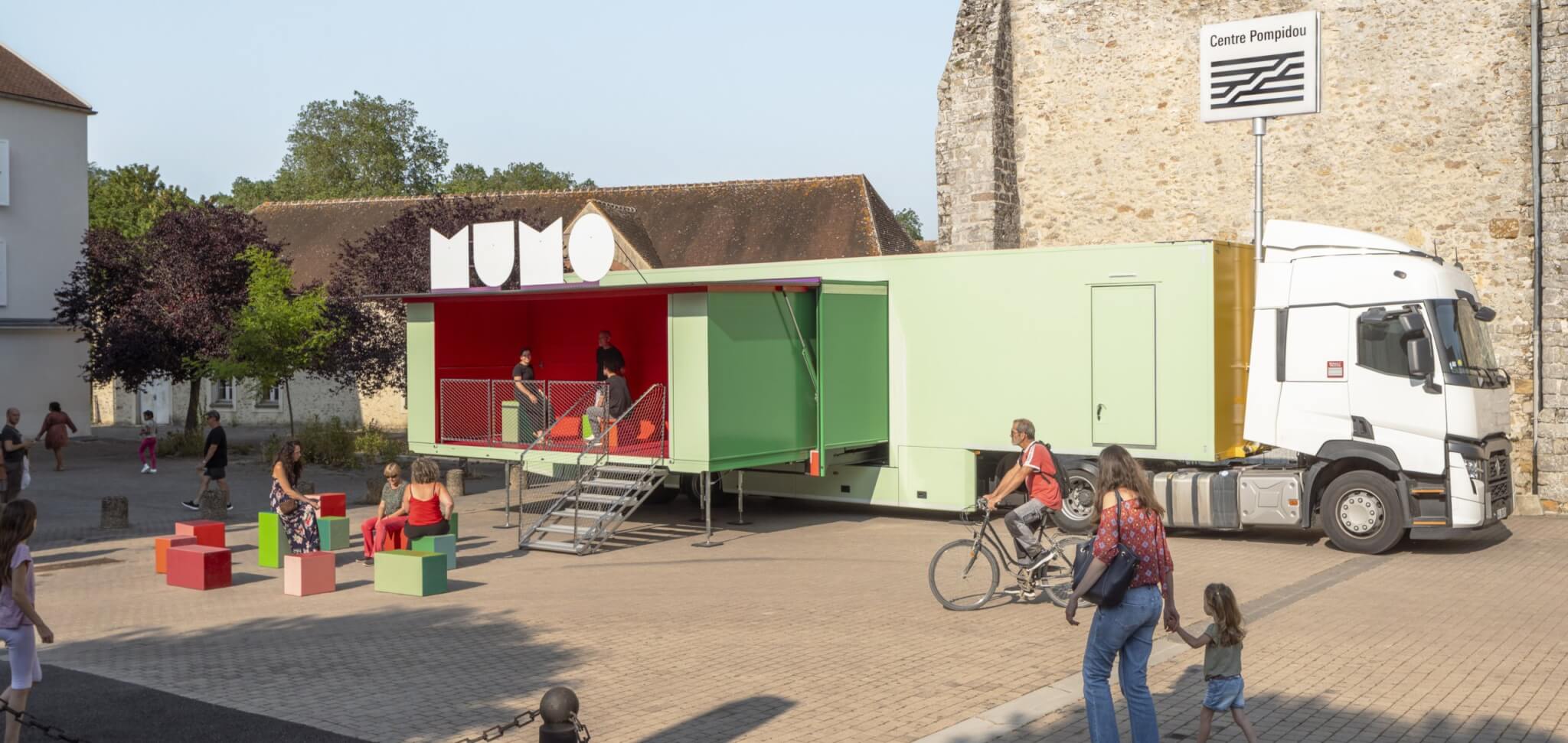 Le camion-musée du centre Pompidou débarque en Val-de-Marne