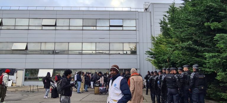 Vitry-sur-Seine : évacuation des 450 migrants du squat de la Zac Seine Gare