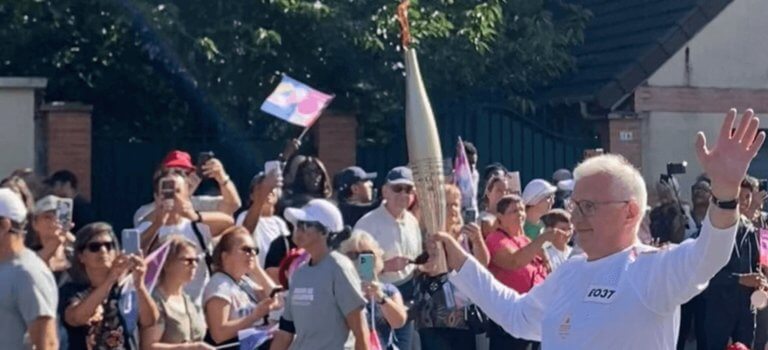 Un parcours de la flamme paralympique enthousiaste en Seine-Saint-Denis