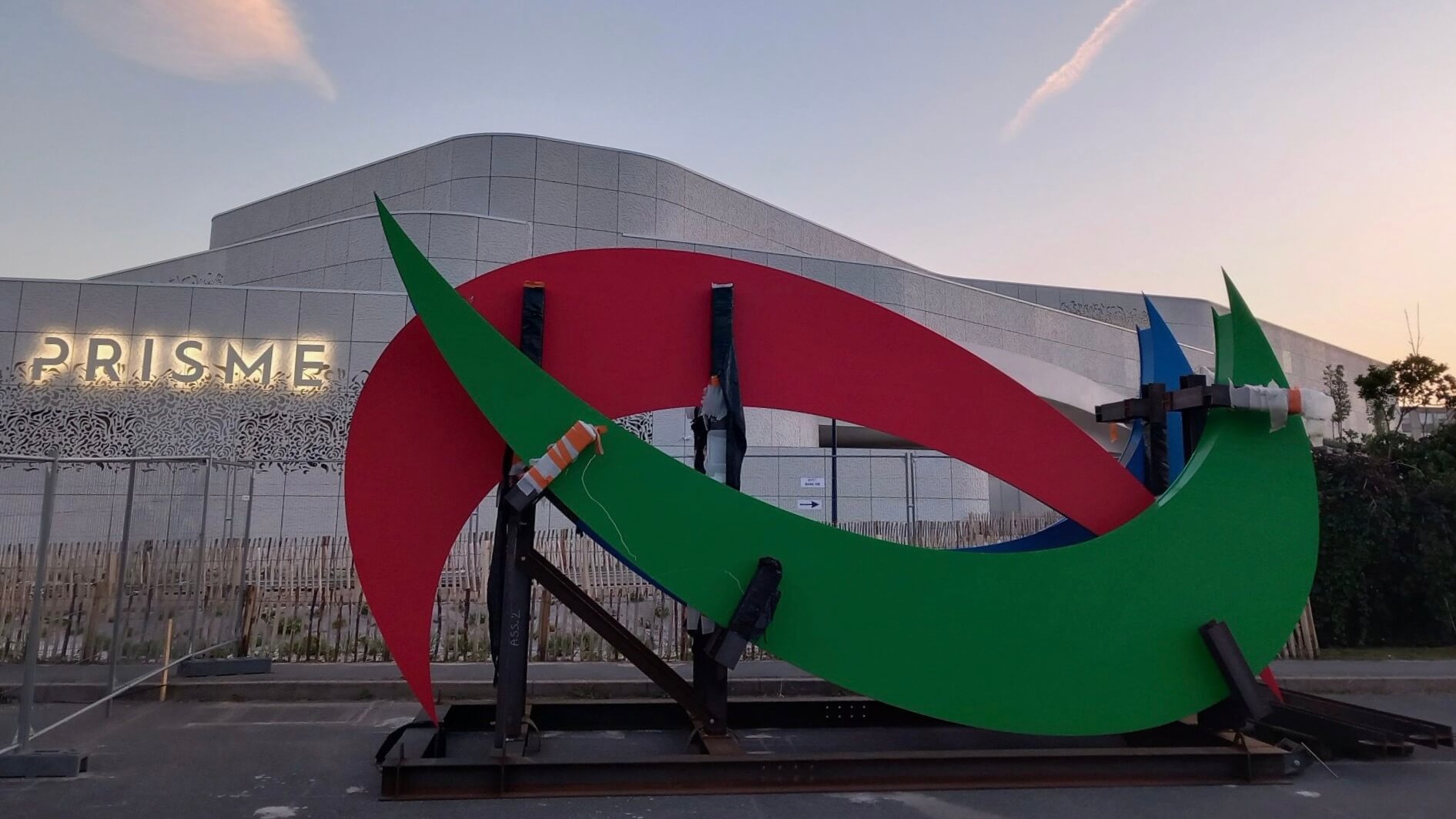 À Bobigny, le Prisme récupère l’emblème des jeux paralympiques 