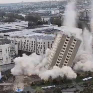 Spectaculaire : 440 kg d’explosifs pour foudroyer trois tours du quartier Chantereine à Alfortville