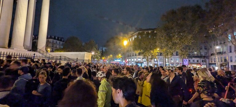 Enquête pour meurtre et vive émotion après la mort à Paris d’un cycliste de Saint-Ouen, percuté par un automobiliste agacé