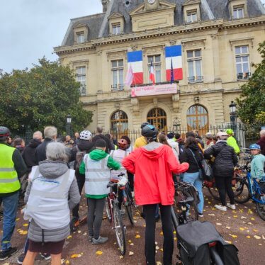 Val-de-Marne : des centaines de personnes ont rendu hommage au cycliste écrasé, appelant à se mobiliser contre la violence motorisée